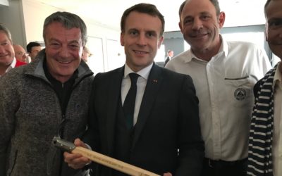 Emmanuel Macron sul ghiacciaio Mer de Glace con piccozza Grivel