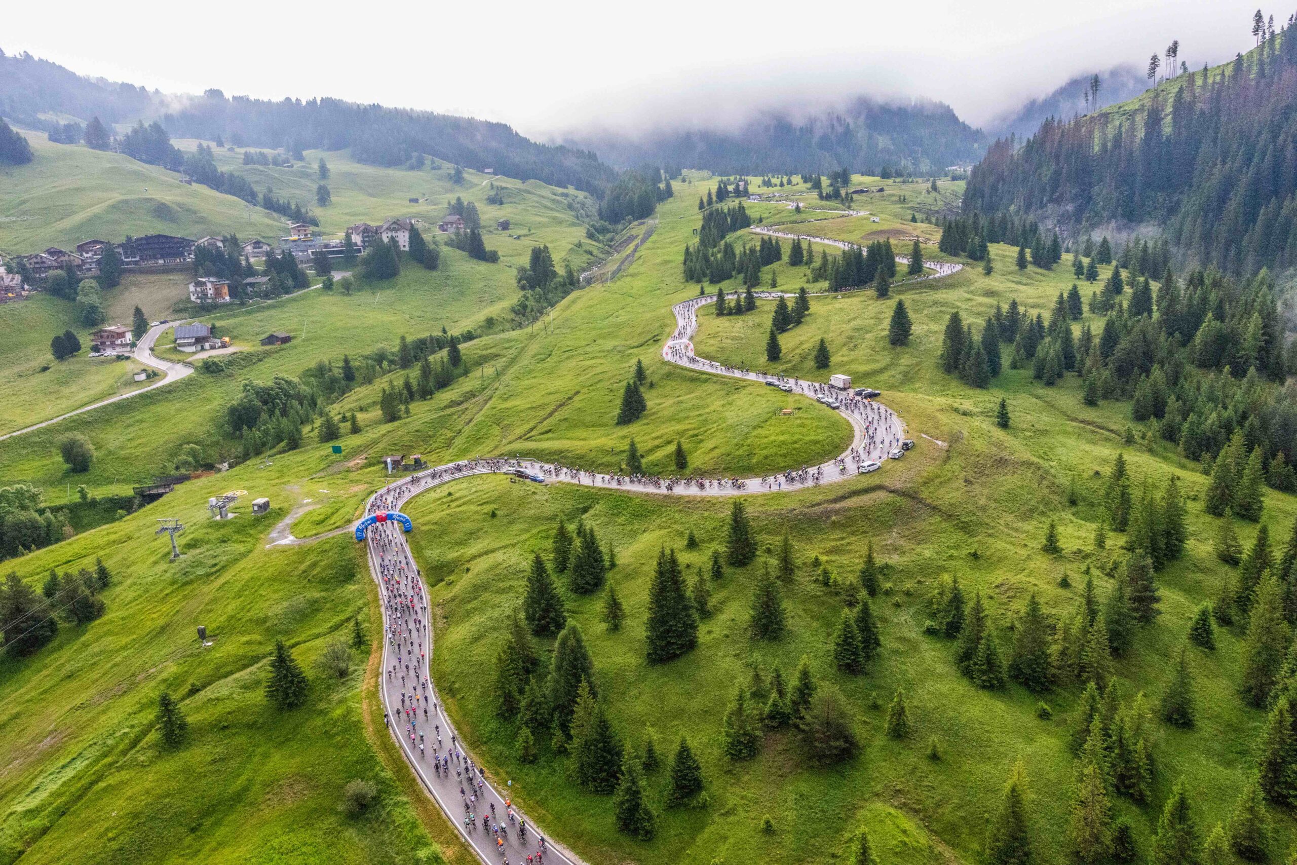 Maratona Dles Dolomites 2024 - Foto dall'elicottero di Freddy Planinschek