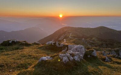 Alba autunnale da sogno sulle montagne di Villach