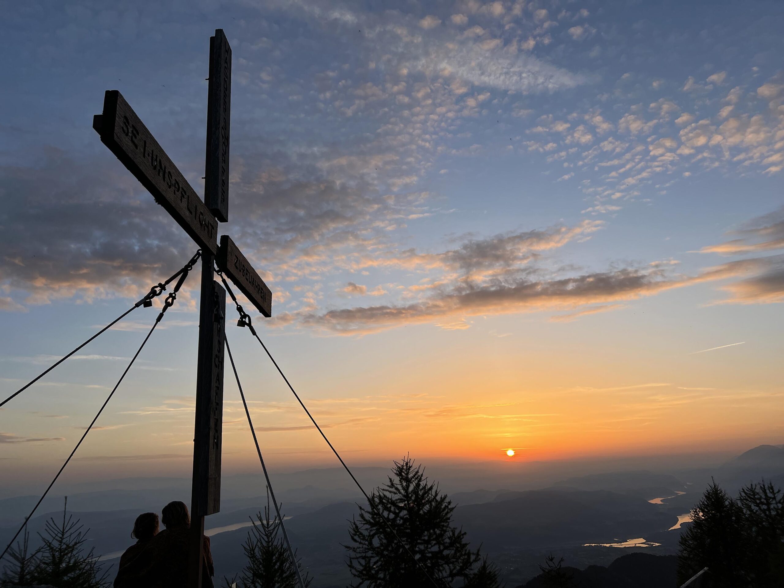 Sonnenaufgang auf der Ferlacher Spitze - ©-Region-Villach-Tourismus_Sonnenaufgang-Ferlacher-Spitz_Gipfelkreuz